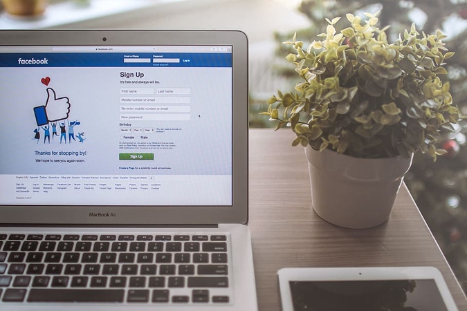 „Facebook“ uždraus melagingas žinutes apie vakcinas nuo COVID-19
