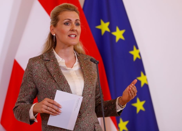 Austrijos ministrė atsistatydino dėl akademinio plagijavimo skandalo