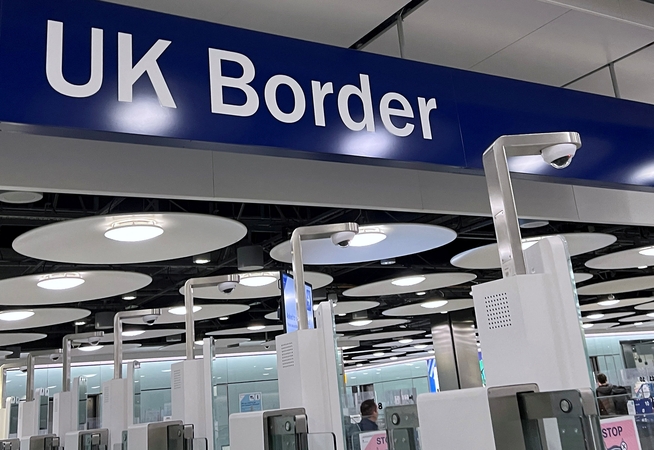 Britanija iš keliautojų reikalaus skaitmeninių kelionės leidimų