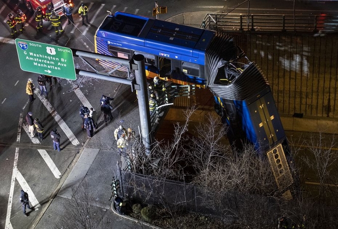 Niujorke viešojo transporto autobusas po avarijos pakibo ant viaduko