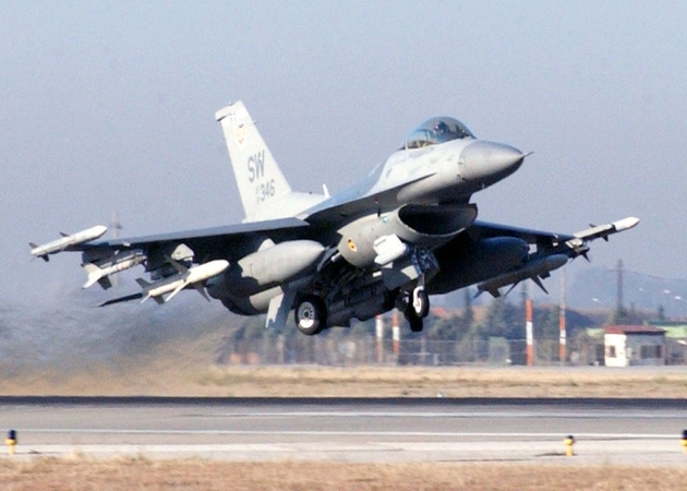 Pareigūnai: Ukrainą pasiekė pirmieji naikintuvai F-16