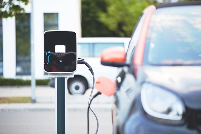 Japonija jau po 15 metų ketina uždrausti naujų benzinu varomų automobilių pardavimą
