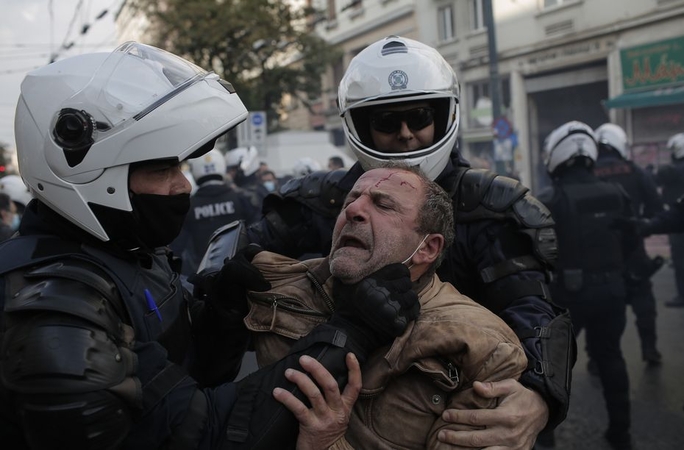 Atėnuose protestuotojai susigrūmė su policija