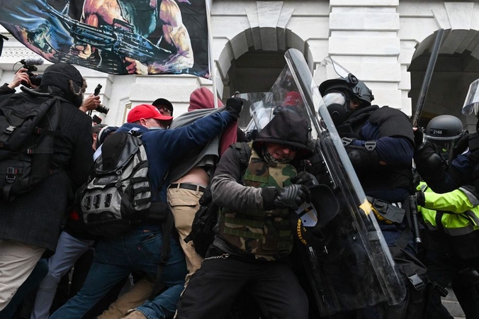 Mirė Kapitolijaus šturmo metu sužeistas policininkas