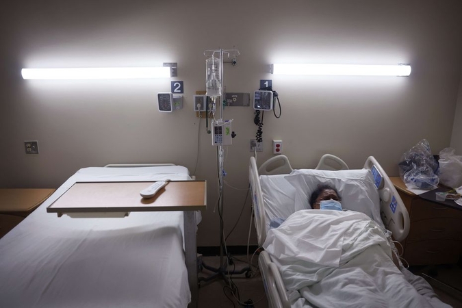 Tyrimas: nuo COVID-19, palyginus su gripu, miršta 3 kartus daugiau hospitalizuotų pacientų