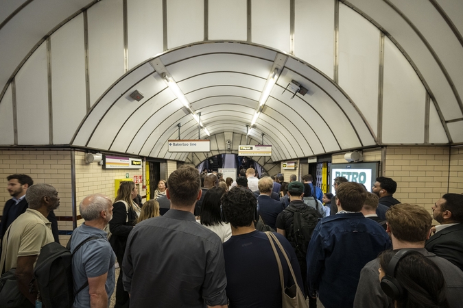 Londono metro nutrūko elektros tiekimas, sustojo traukiniai