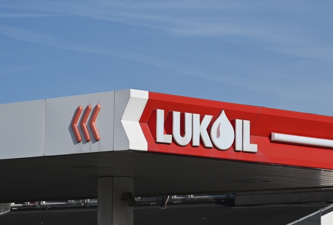 Vengrija žada blokuoti ES paramą Ukrainai, kol ši nepanaikins „Lukoil“ tranzito draudimo