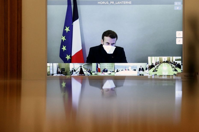 E. Macronas izoliacijoje švenčia savo gimtadienį