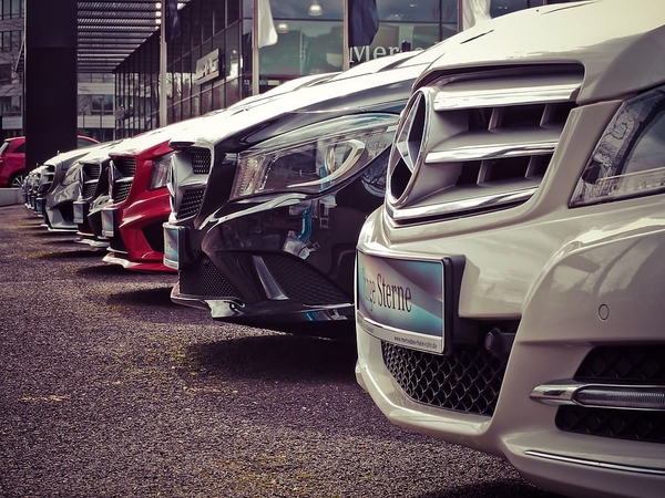 Pandemija visoje Europoje sumažino automobilių pardavimus