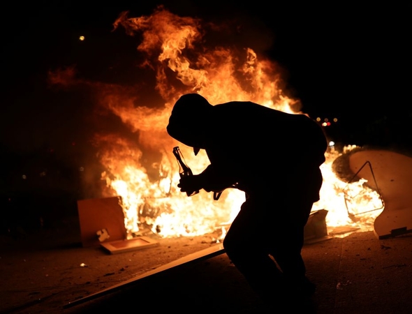 Hoinkonge policijos klubas apmėtytas Molotovo kokteiliais