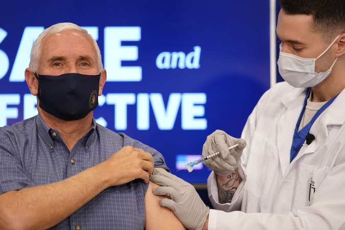 JAV viceprezidentas M. Pence'as viešai paskiepytas nuo COVID-19