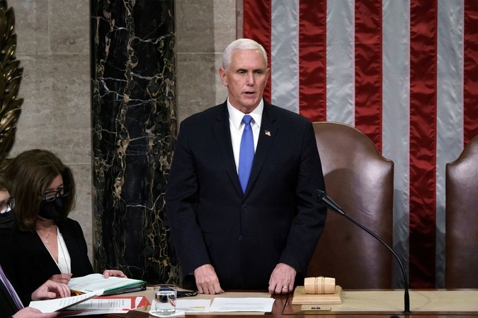 Viceprezidentas M. Pence'as greičiausiai neparems demokratų siekio nušalinti D. Trumpą
