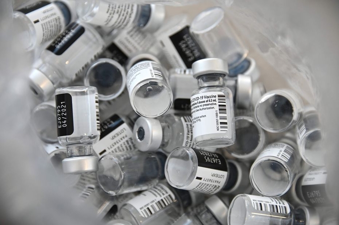 EVA leido iš vienos „BioNTech/Pfizer“ vakcinos talpos išgauti šešias dozes