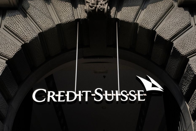 Šveicarijos prokurorai apkaltino „Credit Suisse“ prisidėjus prie pinigų plovimo