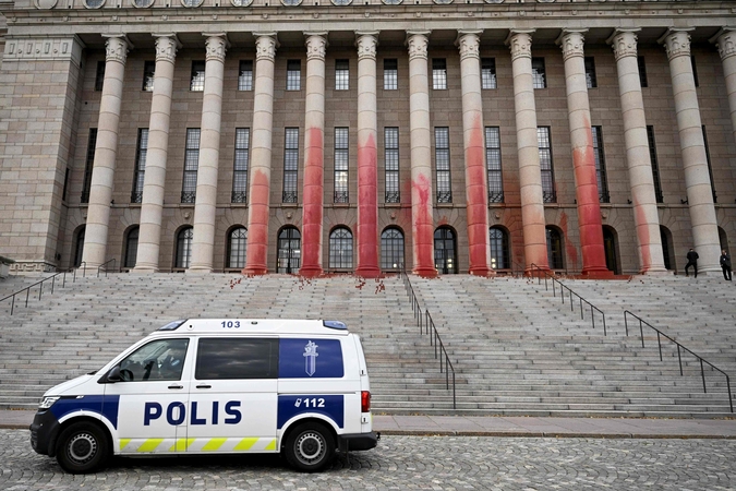 Ekoaktyvistai dažais ištepliojo Suomijos parlamento pastatą