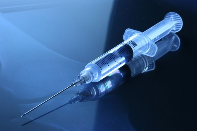 „BioNTech“ įspėja dėl delsimo suleisti antrąją vakcinos nuo koronaviruso dozę