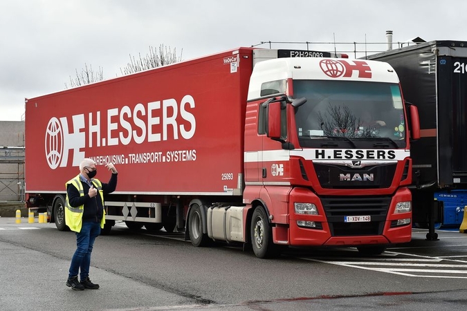 Iš „Pfizer“ gamyklos Belgijoje pajudėjo pirmieji automobiliai su ES šalims skirta vakcina