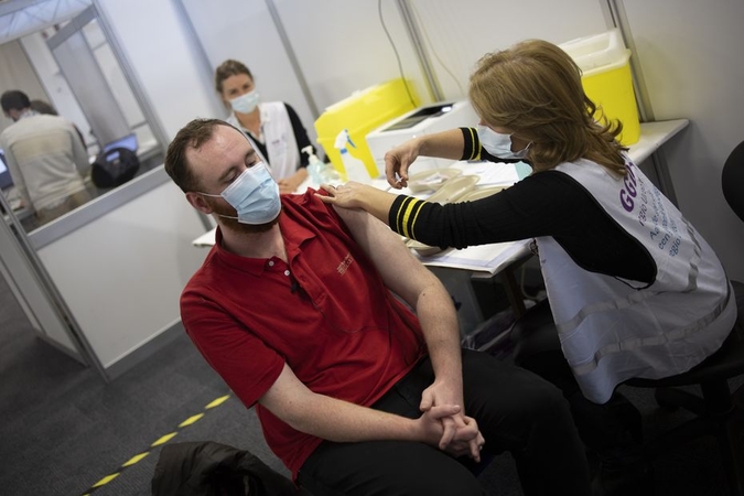 „BioNTech“ teigia, kad jos vakcina neutralizuoja ir naująją koronaviruso atmainą