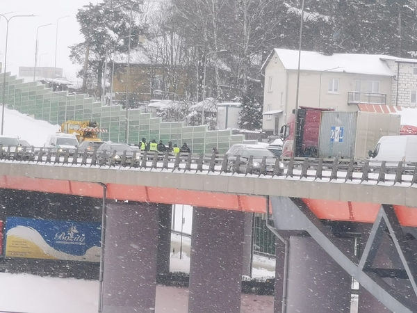 Snygis sostinės vairuotojams kiša koją: eismą sutrikdė masinė avarija
