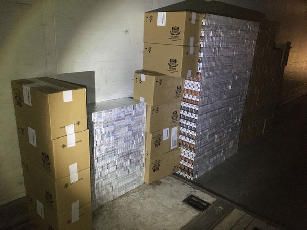 Muitininkai aptiko 440 tūkst. eurų vertės kontrabandos krovinį: cigaretes slėpė po vaisvandeniais