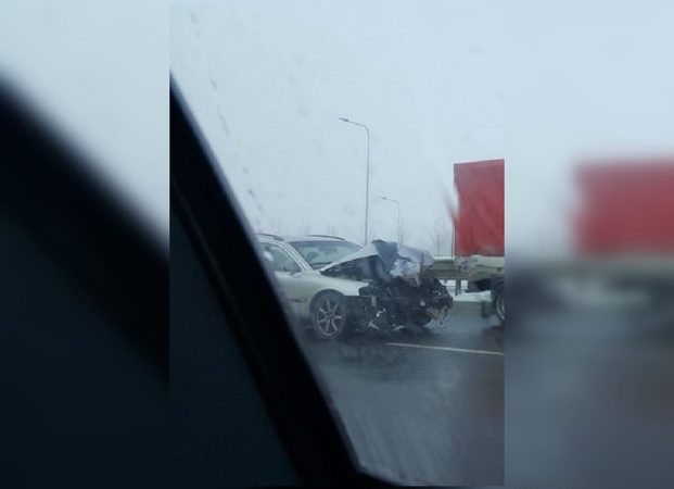 Sostinėje saugaus greičio nepasirinkęs „Volvo“ rėžėsi į traktorių: prireikė medikų