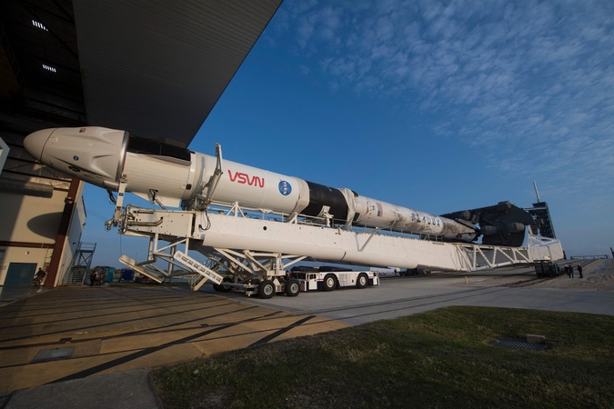 NASA: „Space X“ pilotuojama misija į TKS dėl orų atidedama viena diena