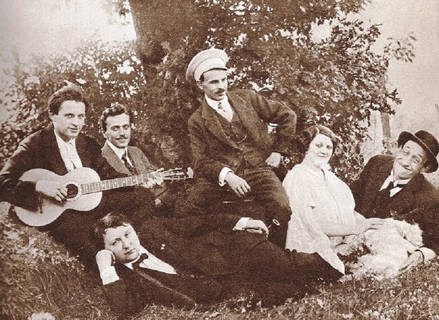 Draugystė: bohemiškas Jaroslavas (prigulęs) visada buvo apsuptas bičiulių, 1914 m.
