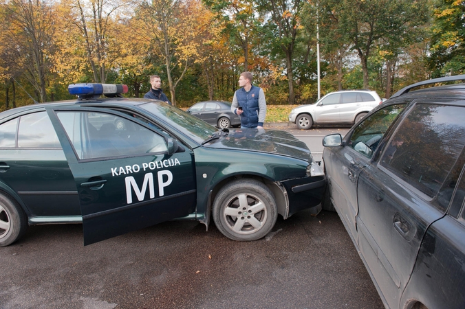 Jonavos gatvėje į avariją pateko Karo policijos automobilis