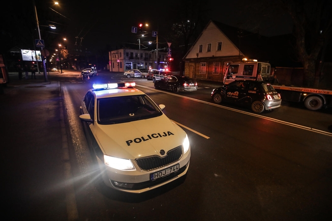 Kaune susidūrė trys automobiliai, medikų pagalbos prireikė vyrui