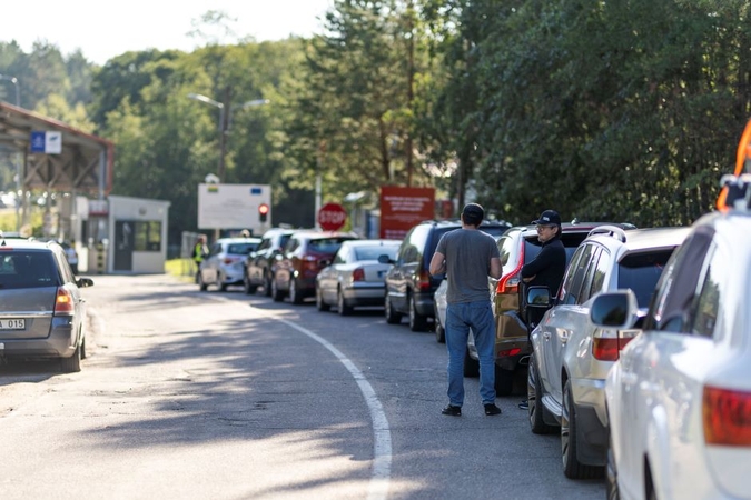 Vairuotojų prašoma kantrybės: pasienio kontrolės punktų uždarymas gali prailginti vilkikų eiles