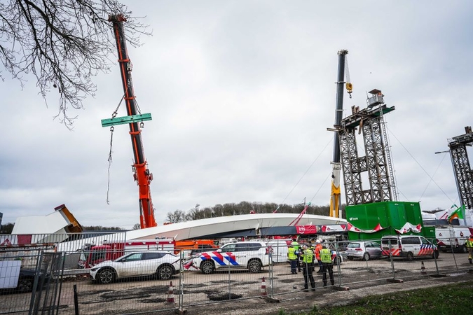 Nyderlanduose sugriuvo statomas tiltas: žuvo du, buvo sužeisti dar du žmonės