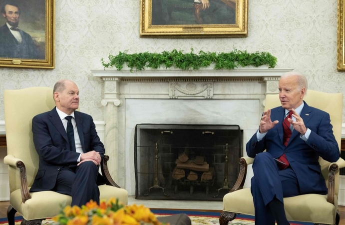 O. Scholzas ir J. Bidenas surengs derybas dėl pagalbos Ukrainai