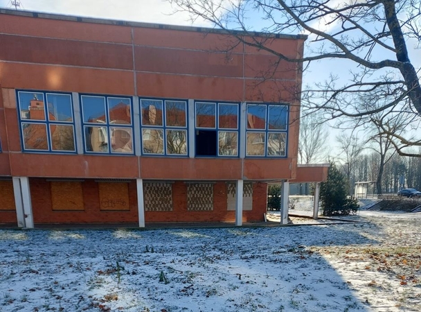 Užsiėmimas: nors pastato langai užmūryti, tačiau durys – ne, tad pro jas paaugliams lengva patekti į pastato vidų.