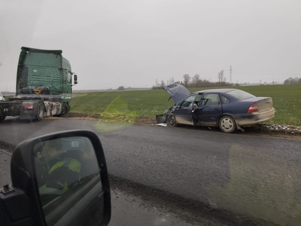 Avarija Pasvalio rajone: susidūrė lengvasis automobilis su sunkvežimiu