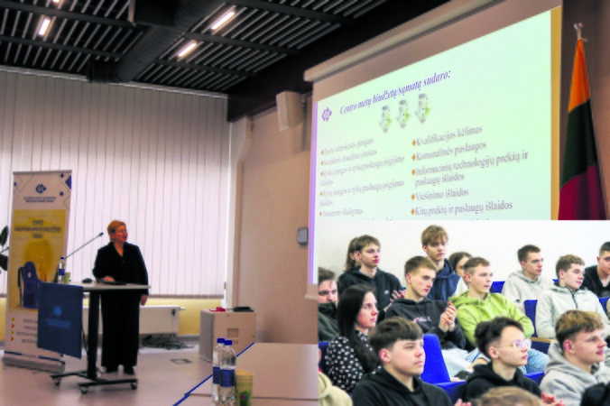 Pavyzdys: direktorė D. Martišauskienė mokyklos biudžeto pavyzdžiu paaiškino, į ką derėtų atkreipti dėmesį kuriant dalyvaujamojo biudžeto projektus.