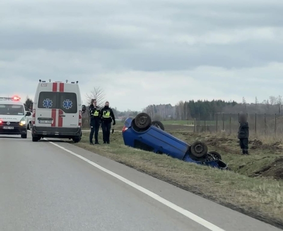 Avarija Panevėžio rajone: nuo kelio nuvažiavo ir apvirto neblaivaus vairuotojo automobilis