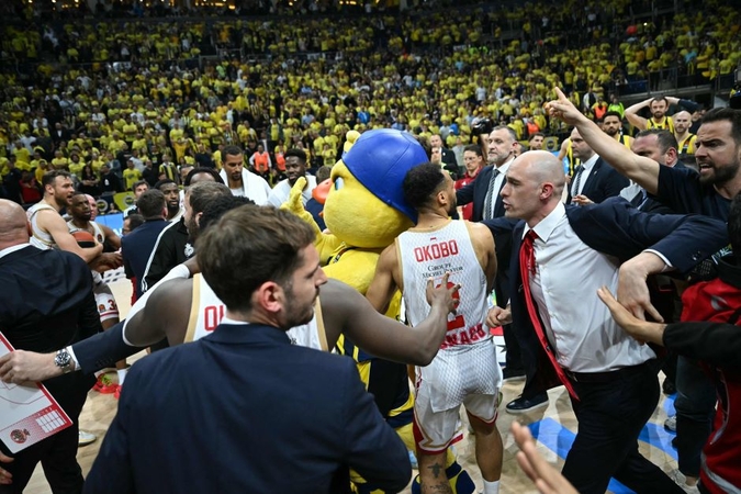 Už neadekvatų sirgalių elgesį – bauda „Fenerbahče“ klubui