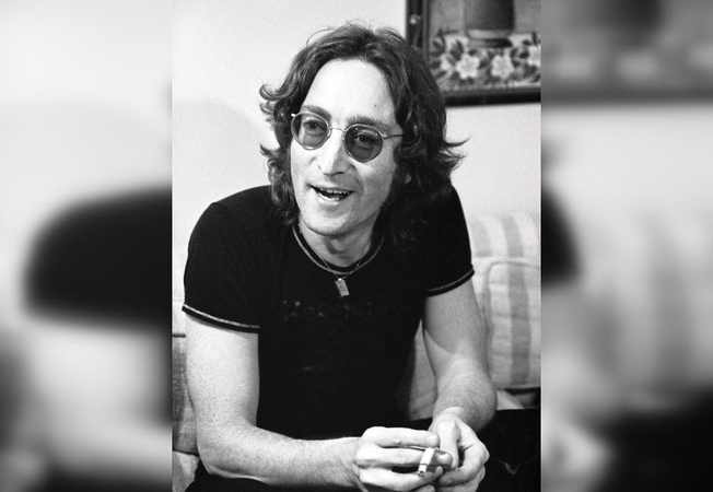 1940 — gimė „Beatles“ grupės narys John Lennon (Džonas Lenonas). Mirė 1980 m.