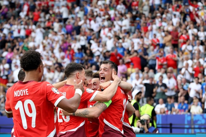 Šveicarai nepaliko jokių vilčių titulą gynusiems italams