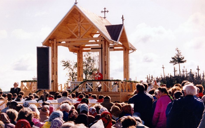 1993 — nuo rugsėjo 4 iki 8 dienos Lietuvoje lankėsi popiežius Jonas Paulius II.