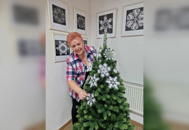 Išmonė: K. S. Mažukaitienė popierinėmis snaigėmis moka papuošti ir eglutę.