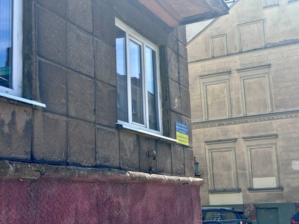 Pastebėjo: Tiltų gatvėje esančio pastato savininkai Valstybės dienos proga vėliavos neiškėlė.
