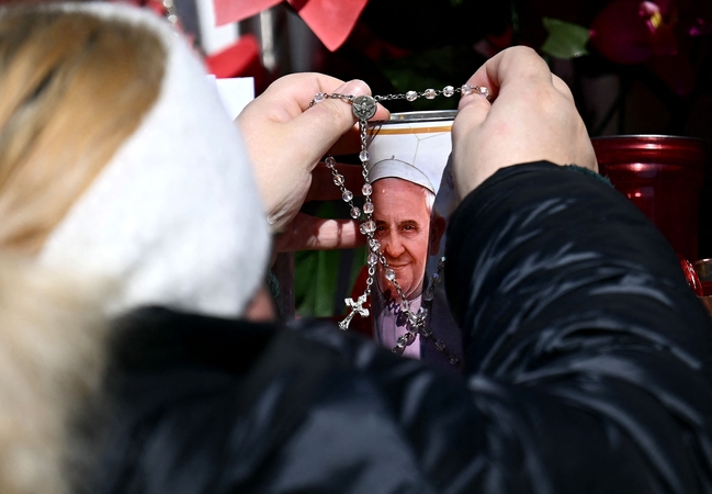 Pakomentavo ligoninėje gydomo popiežiaus būklę