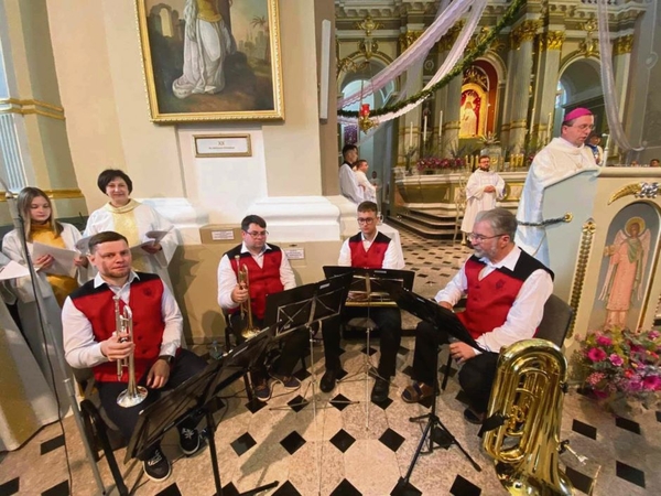 Tradicija: pučiamųjų instrumentų grupės Žemaitijoje jau daug metų padeda kalnų giedotojams.