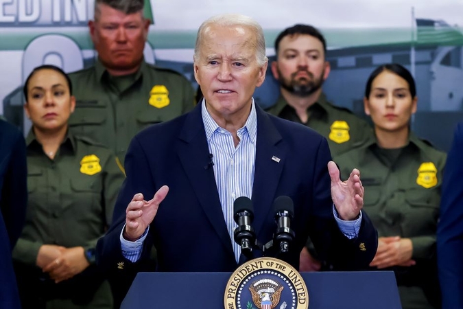 Prie JAV ir Meksikos sienos apsilankę D. Trumpas ir J. Bidenas kaltino vienas kitą