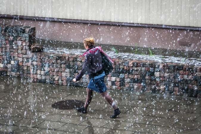 Kauną užklupo kruša su žaibais