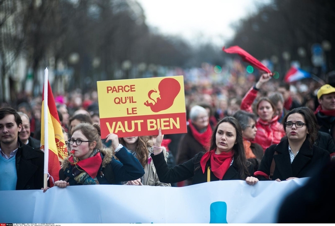 Prancūzijoje protestuoja abortų priešininkai.