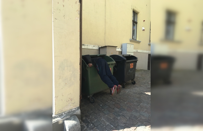 Neeilinė gelbėjimo operacija: ugniagesiai iš šiukšliadėžės traukė žmogų