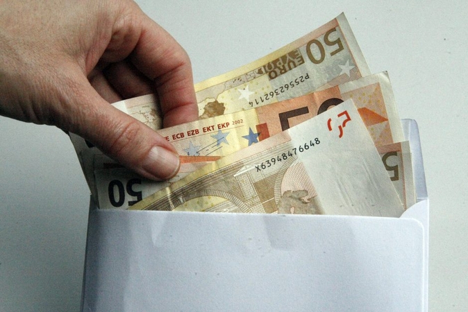Tyrime padėtas taškas: vokeliuose atlyginimus mokėjusi odontologijos klinika atlygino žalą