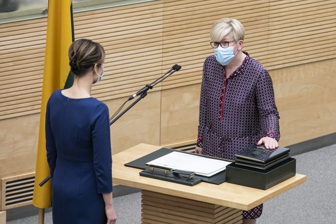 Seime prisiekė premjerė I. Šimonytė ir 14 naujų ministrų